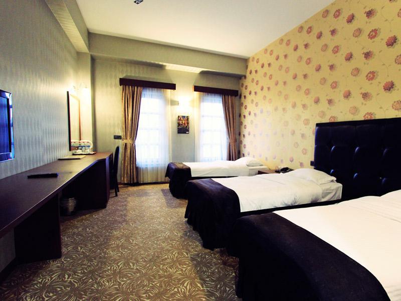 Highway Otel الملك المظهر الخارجي الصورة