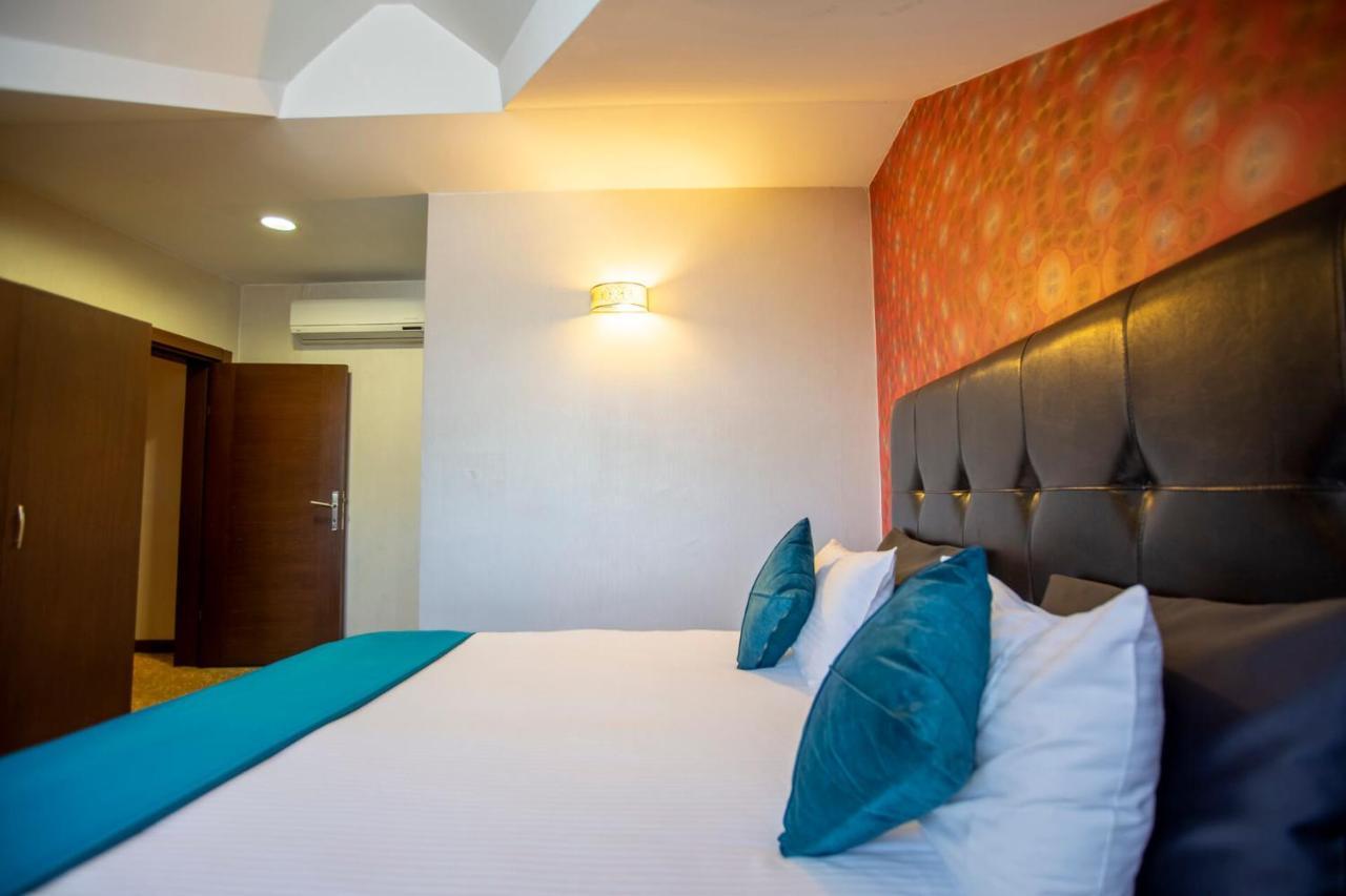 Highway Otel الملك المظهر الخارجي الصورة